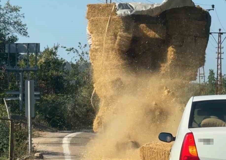 Yenice ilçesinde meydana gelen olayda, aşırı yüklü bir kamyonun kasasından