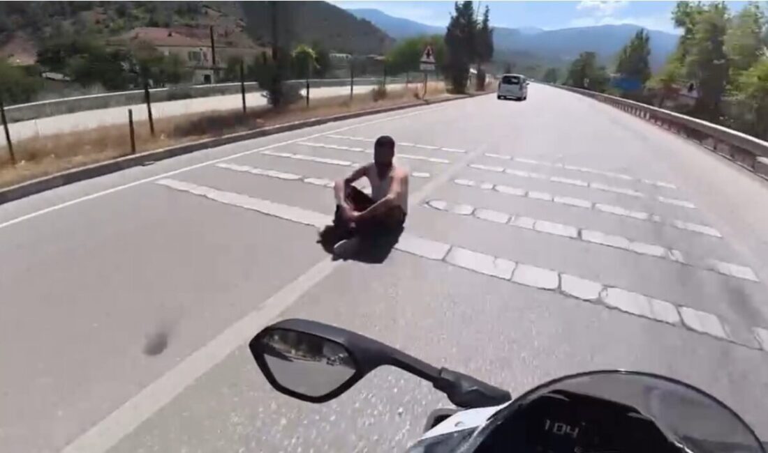 Karabük’te, trafikte yaya olarak hareket eden ve kara yoluna oturan