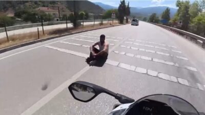 Karabük’te, trafikte yaya olarak hareket eden ve kara yoluna oturan
