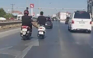 Manavgat ilçesinde Antalya istikametine seyir halinde olan 2 motosiklet sürücüsünün