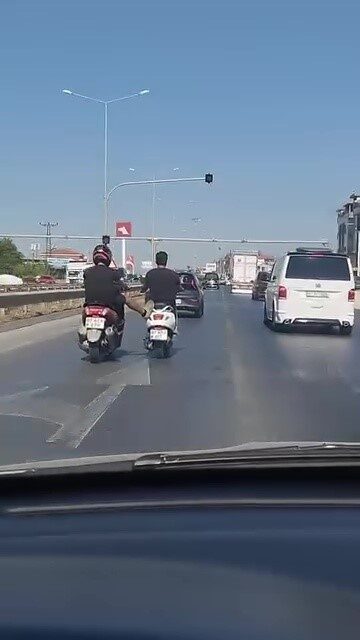 Manavgat ilçesinde Antalya istikametine seyir halinde olan 2 motosiklet sürücüsünün