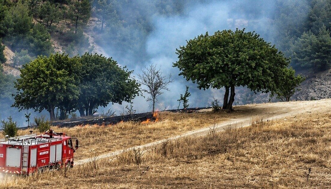 Karabük ilinde çıkan anız yangını, itfaiye ekipleri tarafından ormanlık alana