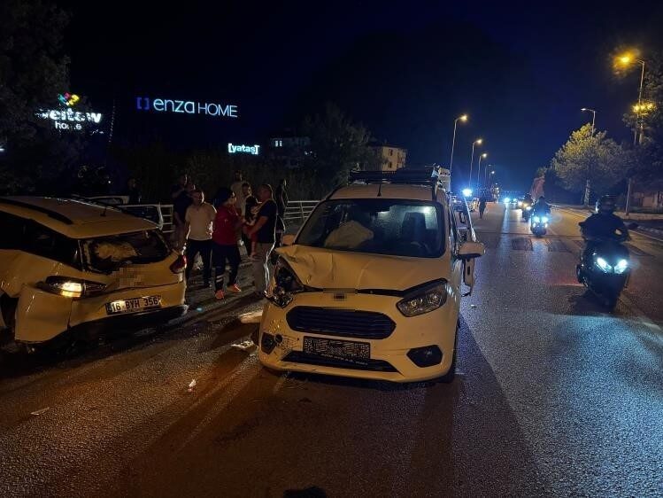 Karabük’te meydana gelen bir trafik kazasında otomobil ile hafif ticari
