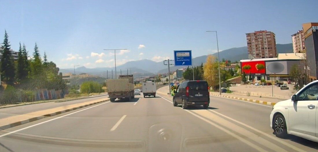 Karabük’te araç kamerası tarafından kaydedilen görüntüler, kontrolsüz şekilde yola çıkan