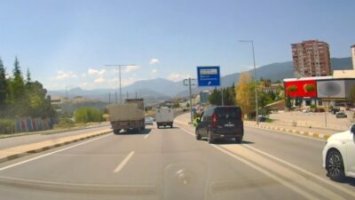 Karabük’te araç kamerası tarafından kaydedilen görüntüler, kontrolsüz şekilde yola çıkan