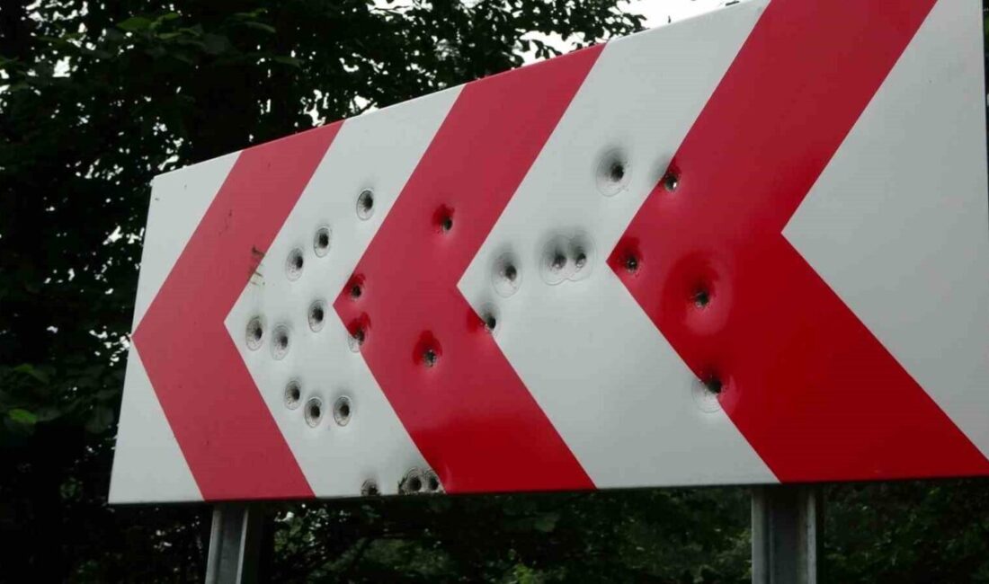 Karadeniz’in muhteşem doğasına ulaştırılan karayollarındaki yönlendirme ve trafik işaret levhaları,
