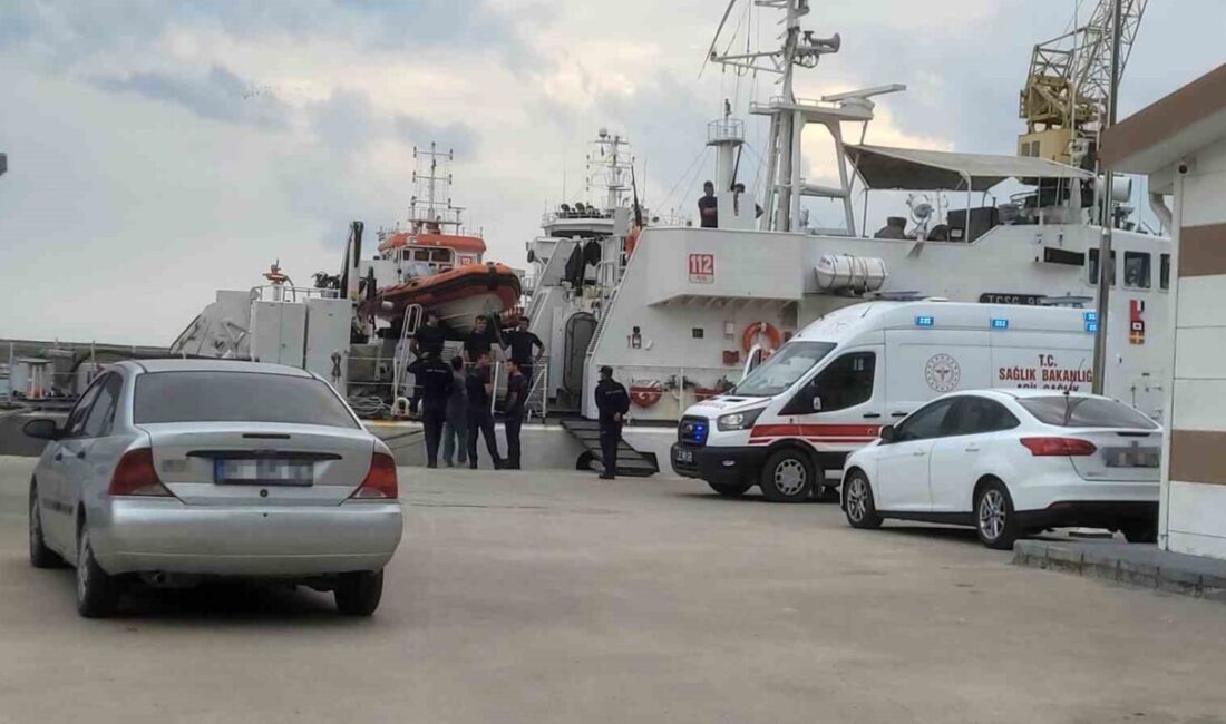 Kastamonu açıklarında seyir halinde olan bir ticari gemi, su alarak