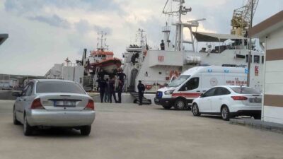 Kastamonu açıklarında seyir halinde olan bir ticari gemi, su alarak
