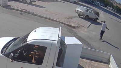 Karaman’da bir otomobil ile bir kamyonetin çarpışması sonucu meydana gelen