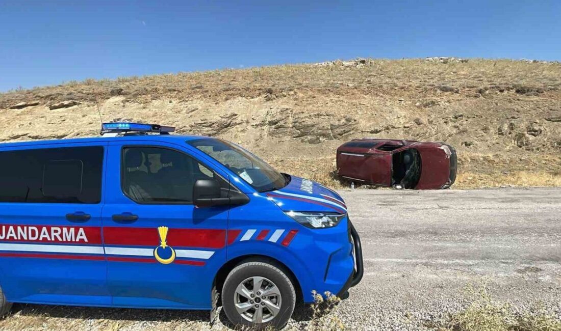 Karaman’da meydana gelen trafik kazasında bir hafif ticari araç devrildi