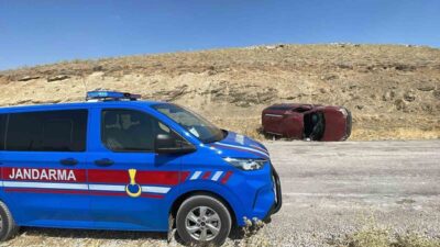 Karaman’da meydana gelen trafik kazasında bir hafif ticari araç devrildi