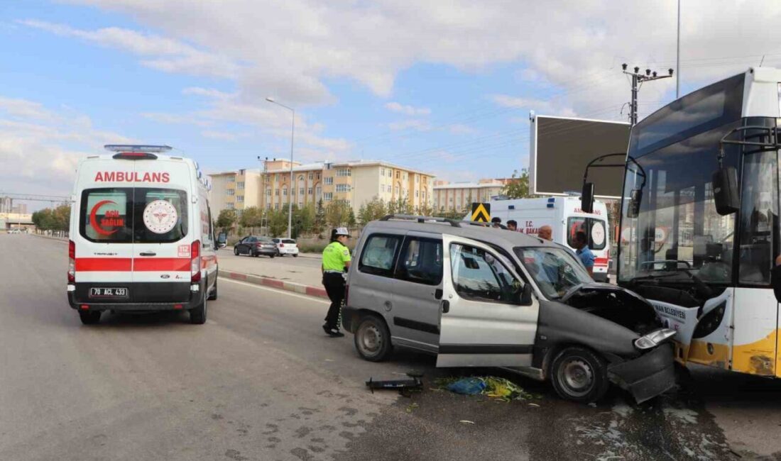 Karaman’da bir halk otobüsü ile bir hafif ticari aracın çarpışması