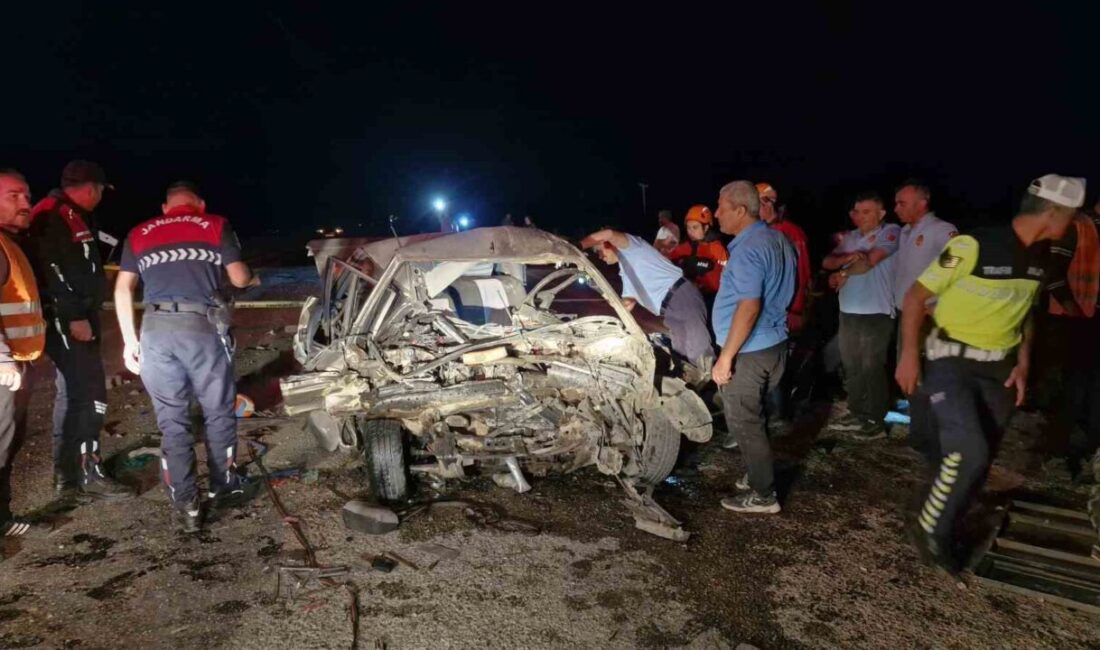 Karaman’da, gece saat 01.00 sularında meydana gelen trafik kazasında iki