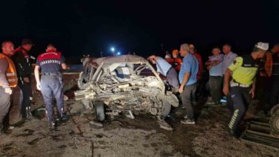 Karaman’da, gece saat 01.00 sularında meydana gelen trafik kazasında iki