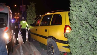 Karaman’da bir ticari taksi kontrolden çıkarak refüje çıktı ve bu