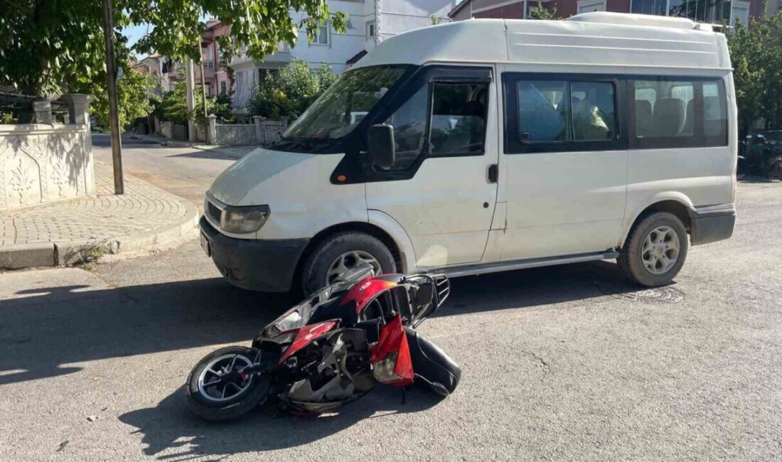 Karaman ilinde meydana gelen trafik kazasında minibüs ile motosikletin çarpışması