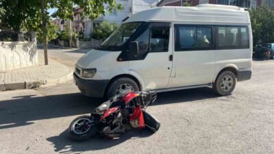 Karaman ilinde meydana gelen trafik kazasında minibüs ile motosikletin çarpışması