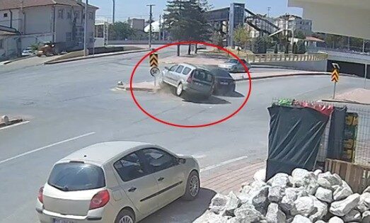 Karaman’da meydana gelen kazada, ters yöne giden bir otomobilin neden
