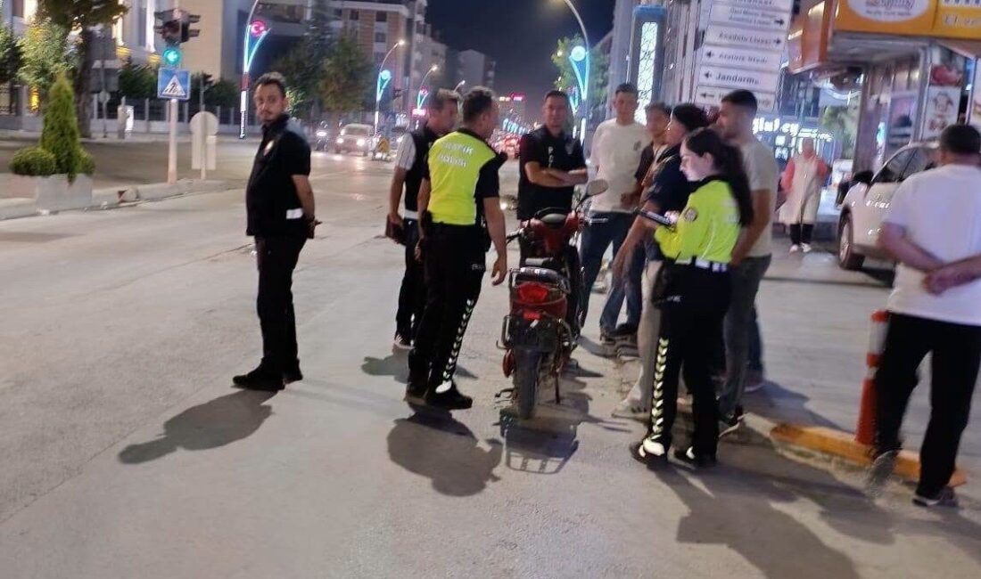 Konya’nın Karapınar ilçesinde polis ekipleri, ilçe genelinde huzur uygulaması gerçekleştirdi.