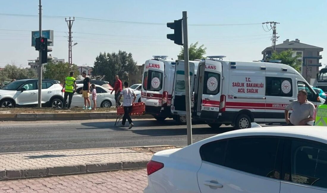 Konya’nın Karapınar ilçesinde meydana gelen trafik kazasında, iki otomobilin çarpışması