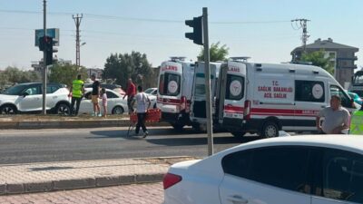 Konya’nın Karapınar ilçesinde meydana gelen trafik kazasında, iki otomobilin çarpışması