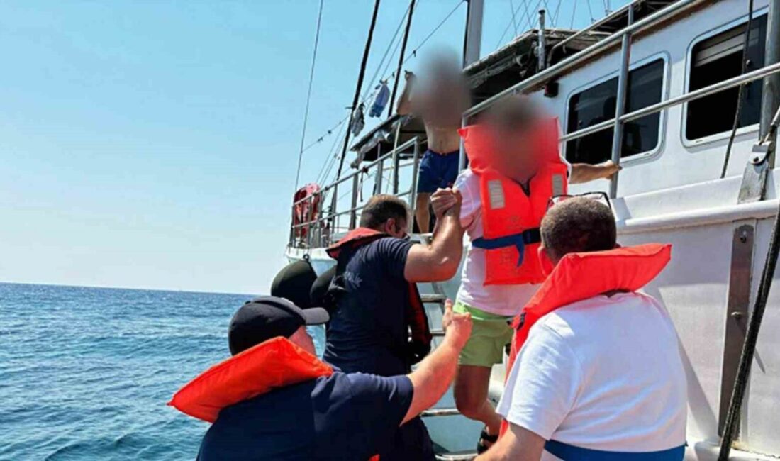 Marmaris ilçesi açıklarında 11 kişiyi taşıyan bir gezi teknesinin karaya