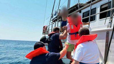 Marmaris ilçesi açıklarında 11 kişiyi taşıyan bir gezi teknesinin karaya