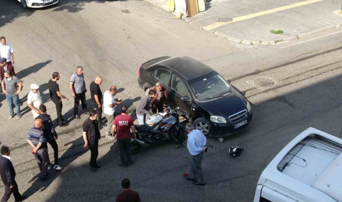 Kars’ta meydana gelen bir trafik kazasında otomobil ile motosiklet çarpıştı.