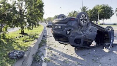 Kartal ilçesinde seyir halindeki bir araç, sürücüsünün kontrolünü kaybetmesi sonucu