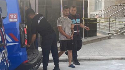 Mersin’de bir tatil sitesinin yönetim kurulu başkanı, kask takmış bir