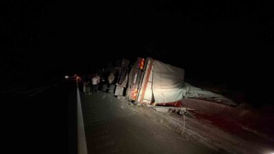 Tosya ilçesinde meydana gelen bir trafik kazasında, D100 karayolunda devrilen