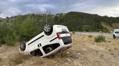 Kastamonu’da meydana gelen trafik kazasında bir hafif ticari aracın takla