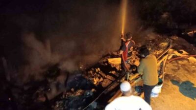 Kastamonu’nun Cide ilçesinde meydana gelen yangında, iki katlı bir ev