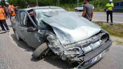 Kastamonu’da meydana gelen trafik kazasında otomobil ile kamyonet çarpıştı ve