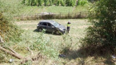 Kastamonu’nun Küre ilçesinde bir otomobilin 20 metrelik bir şarampole uçması