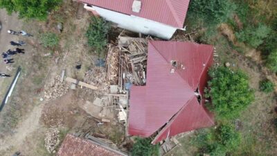 Taşköprü ilçesindeki bir köy evi tadilat sırasında çöktü ve içeride