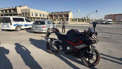 Eskişehir’in Odunpazarı ilçesinde bir motosiklet ile çarpışan bir otomobilin sürücüsü