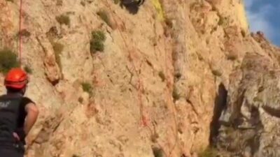 Şırnak’ın Beytüşşebap ilçesinde, Faraşin Yaylası’nda sarp kayalıklar arasında mahsur kalan