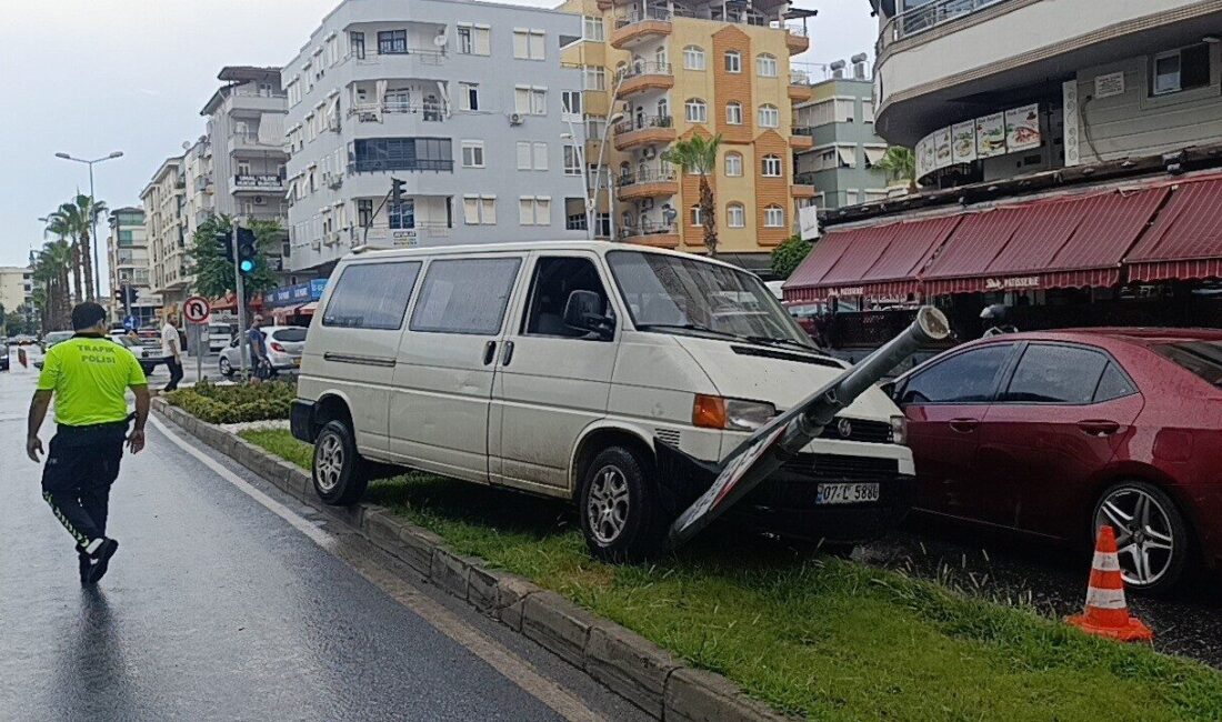 Manavgat ilçesinde meydana gelen kısa süreli yağmur, trafikte bir kazaya
