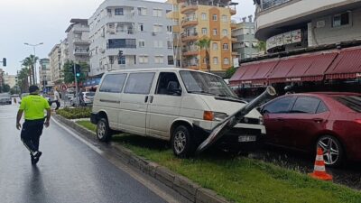 Manavgat ilçesinde meydana gelen kısa süreli yağmur, trafikte bir kazaya