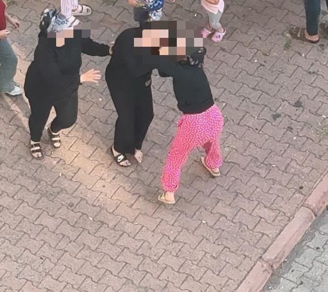Melikgazi ilçesindeki bir mahallede, kamelyada oturan iki kadın arasında çıkan