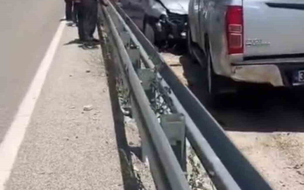 Develi ilçesinde otomobil ile kamyonetin kafa kafaya çarpıştığı bir trafik