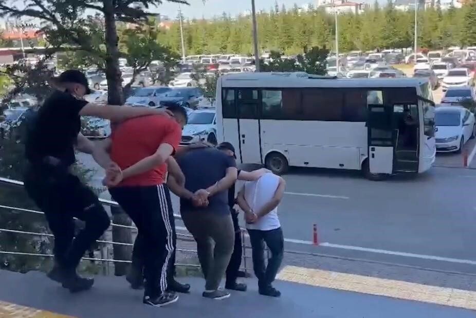 Kayseri’de polis ekipleri tarafından “torbacı” olarak bilinen şahıslara yönelik gerçekleştirilen