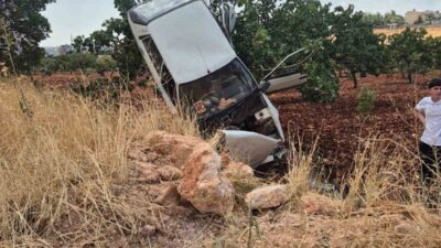 Şanlıurfa’da, Yukarı Göklü Mahallesi’nde meydana gelen trafik kazasında otomobil bir