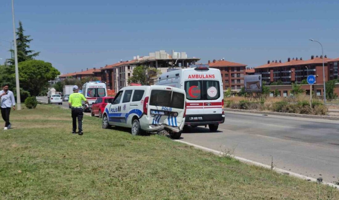 Eskişehir’de meydana gelen bir trafik kazasında, otomobilin orta refüje çıkması