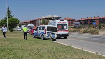 Eskişehir’de meydana gelen bir trafik kazasında, otomobilin orta refüje çıkması