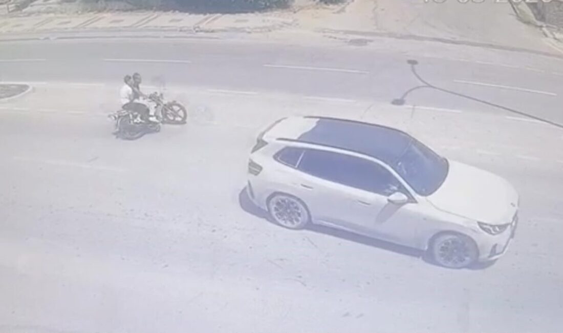 Afyonkarahisar’da meydana gelen trafik kazasında, aydınlatma direğine çarpan ve ağır