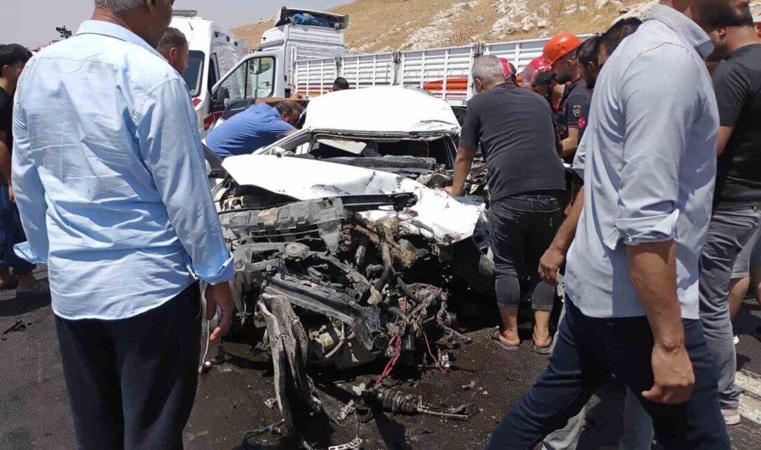 Şanlıurfa-Birecik kara yolunda meydana gelen trafik kazasında tır ile otomobil