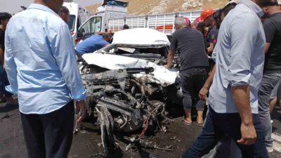 Şanlıurfa-Birecik kara yolunda meydana gelen trafik kazasında tır ile otomobil