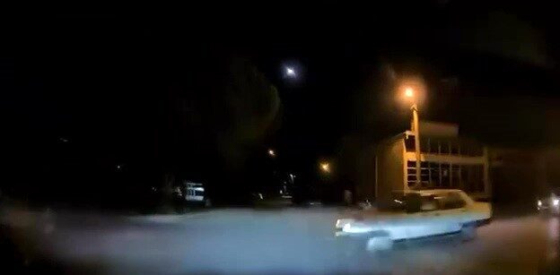 Bir otomobil Bursa’da ana yola kontrolsüz bir şekilde çıktı ve